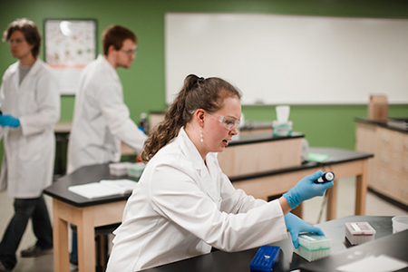 Kettering University students work in a biology lab